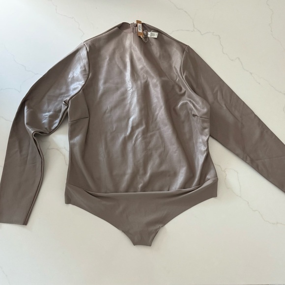 SKIMS Long Sleeve Bodysuit - CEMENT 3X - Picture 2 of 6